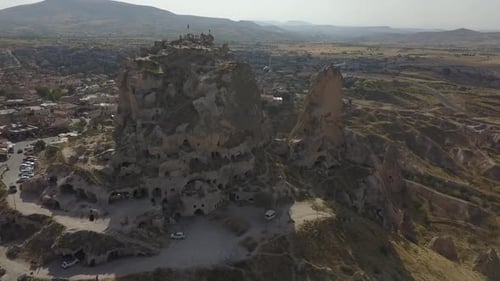 Vue aérienne en orbite du château d'Uchisar, tour rupestre naturelle en Cappadoce