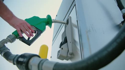 Der Fahrer betankt die Autotankstelle mit Gaspumpen, Nahaufnahme der Pumpe