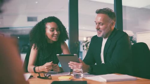 Trabalho em equipe, escritório e empresários em tablet para planejamento, reunião e ideias no site on-line