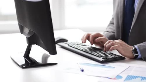 Homme d'affaires tapant sur le clavier de l'ordinateur au bureau, technologie en milieu de travail, gros plan