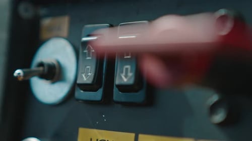 Los interruptores de control industrial de operación manual se muestran de cerca en un entorno con poca luz
