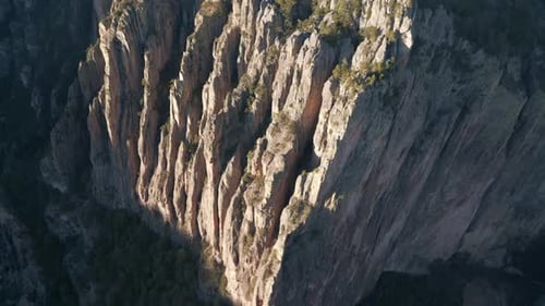 Drone aérien gros plan du Copper Canyon, randonnée mexicaine, rocher montagneux de la Sierra Madre Occidental, voyage