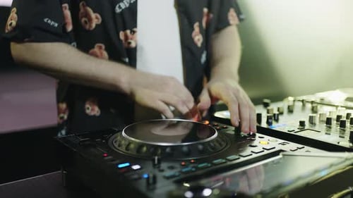 DJ spielt Play-Vinyl auf dem Plattenspieler, Nahaufnahme von DJ-Controllern, die Tracks mischen