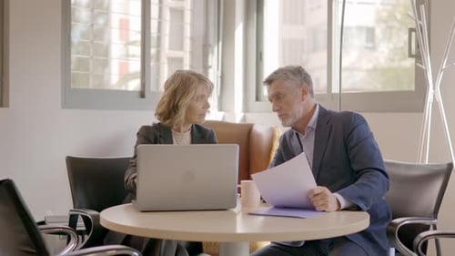 Gerente de una empresa en una reunión con una computadora portátil
