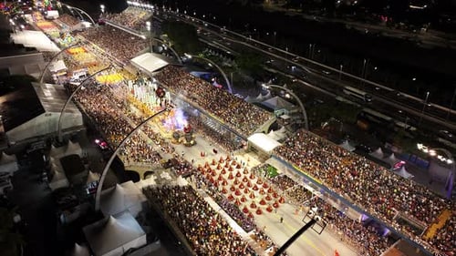 Famoso desfile de carnaval no sambódromo do Anhembi, no centro de São Paulo, Brasil.