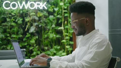 Homme d'affaires afro-américain travaillant dans un bureau de coworking moderne