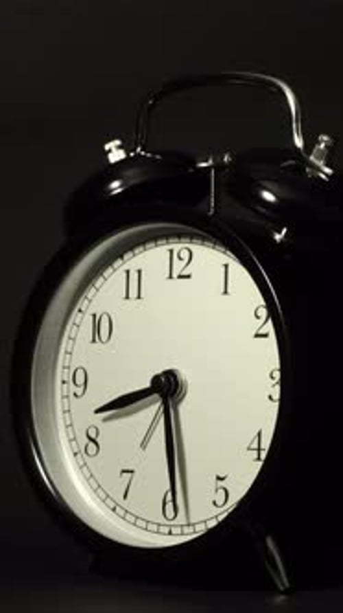 Vidéo Laps de temps verticale d'une horloge passant du jour à la nuit.