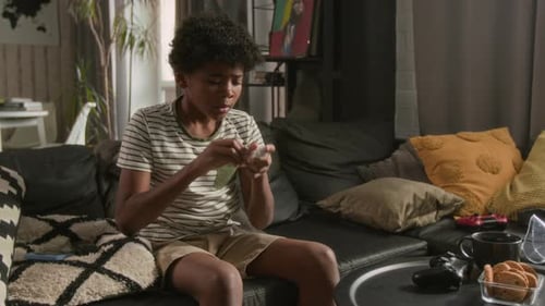 Petit garçon utilisant un inhalateur pour arrêter une crise d'asthme à la maison