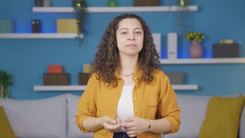 Die junge Frau tätigt einen Videoanruf.