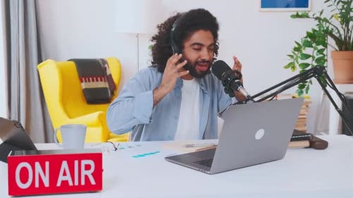 Jovem e excêntrico treinador de negócios árabe apresenta podcasts de áudio