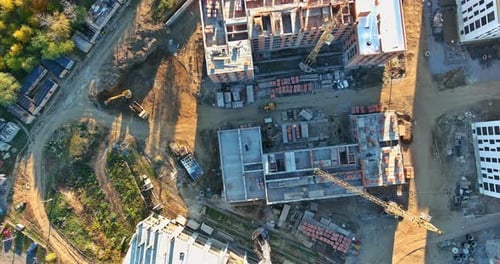 La construcción de consistió en una serie de grúas de torre de varias alturas que se utilizaron durante el