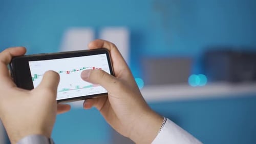 Un trader rentable regarde les graphiques boursiers et se réjouit.