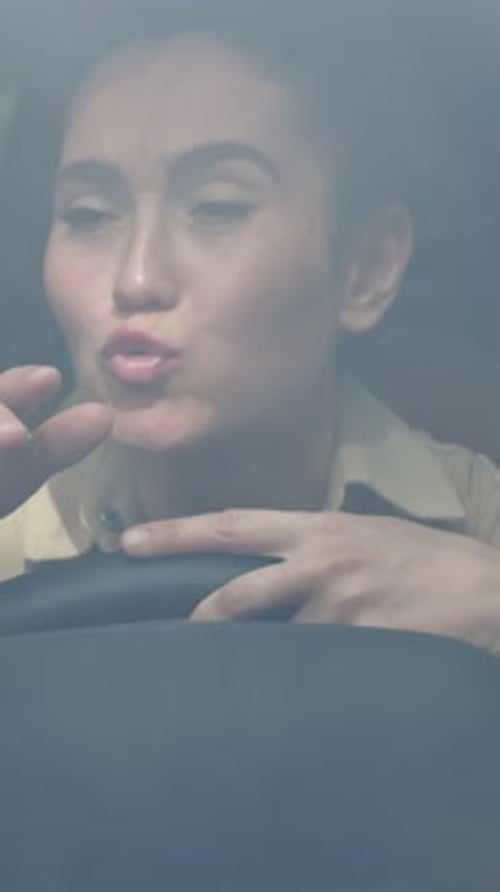 Femme au volant joyeuse, conductrice joyeuse avec des gestes expressifs et un comportement joyeux
