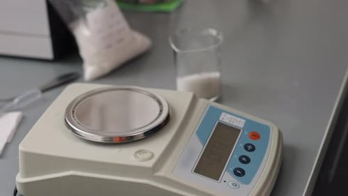 Tests de précision en laboratoire sur le sucre à la balance numérique