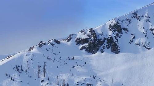 Skieurs et snowboarders descendant une piste alpine en hiver