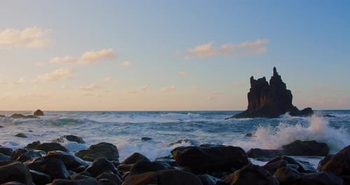Wunderschöne natürliche Meereslandschaft mit felsigem Vulkanstrand