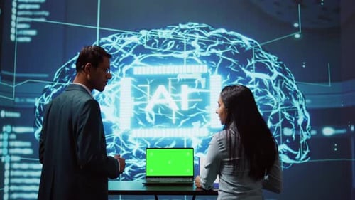 Startup-Mitarbeiter brainstormen über Möglichkeiten, KI zu nutzen