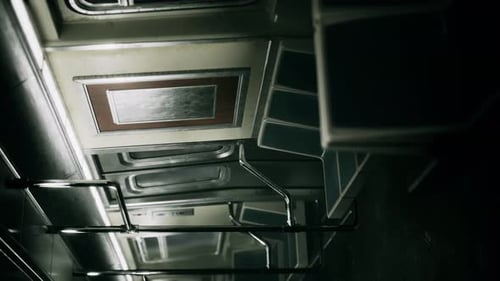 Vertikaler leerer U-Bahn-Zug aus Metall im städtischen Chicago