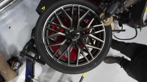 Automatischer Reinigungsservice für Autoräder in der Autowerkstatt, 360-Grad-Drehung