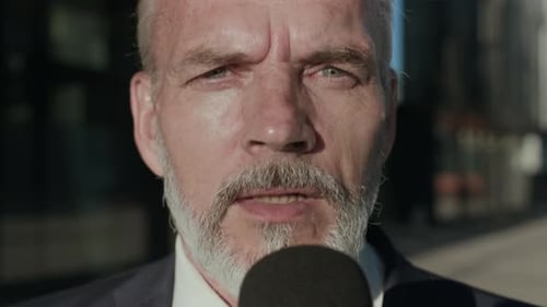Nahaufnahme eines Nachrichtenjournalisten, der auf der Straße einen Bericht schreibt