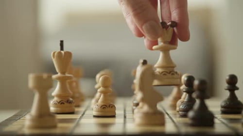 Pieza de ajedrez de reina que mueve la mano en el juego