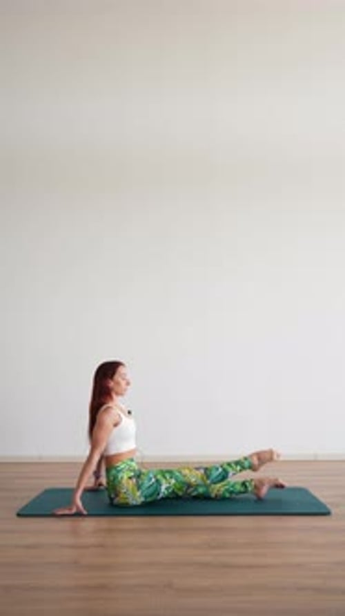 Athletic Woman Trainer conduz um treino de alongamento online