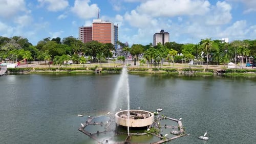 Paisagem urbana da famosa lagoa na cidade de João Pessoa, no nordeste do Brasil.