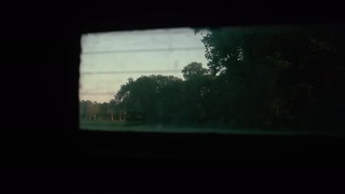 Vue à travers une petite fenêtre.