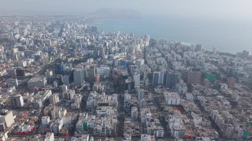 Paisaje urbano aéreo de Lima con vista al mar en Perú en un día nublado