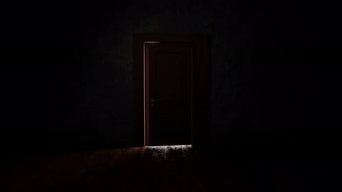 Ouverture de la porte dans une pièce sombre révélant une lumière vive
