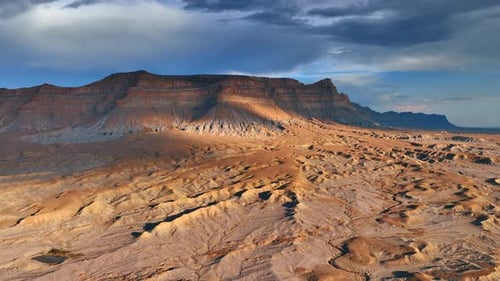 Trockene Berglandschaft ohne Vegetation. Atemberaubender Canyon im Schatten der Wolken von Utah, USA
.
