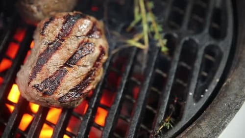 el chef prepara deliciosas carnes en el restaurante