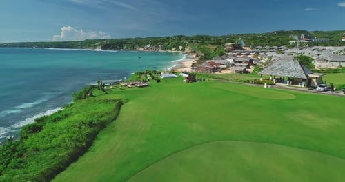 Golfer spielen auf einem wunderschönen grünen Golfplatz in der Nähe des Ozeans in Bali, Indonesien