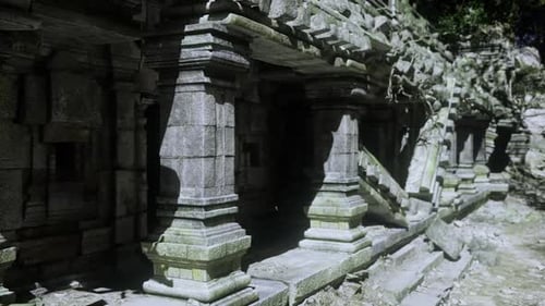 Crépuscule dans un temple historique avec une lumière qui s'estompe et un environnement paisible