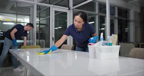 Service de nettoyage professionnel ou équipe dans un espace de bureau avec processus de maintenance