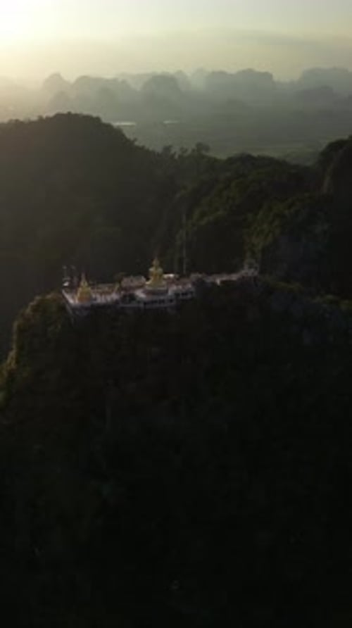 Vidéo par drone du magnifique temple rupestre du Tigre au sommet de la montagne