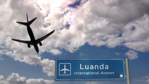 Avião de Luanda Angola aterrissando no aeroporto