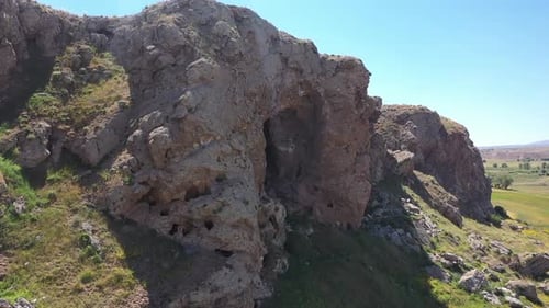 Vue aérienne d'anciennes grottes rocheuses 2