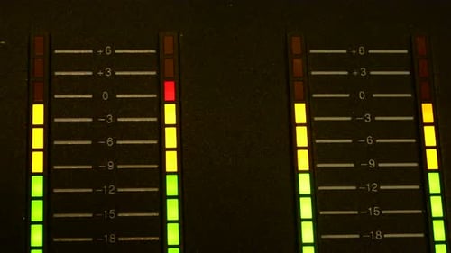 VU-mètres sur une table de mixage