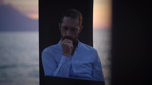 Kontemplation am Meer bei Sonnenuntergang — ein friedliches Erlebnis mit der heiteren Schönheit der Natur