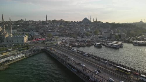 Drohnenaufstieg über der Galatabrücke mit Fähren und Blick auf die Stadt Istanbul