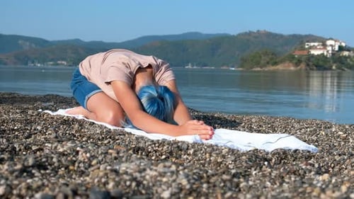 Entspannen Sie sich während der Balasana-Übung