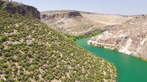 Luftbild einer malerischen Flussfahrt entlang des Rocky Canyon in