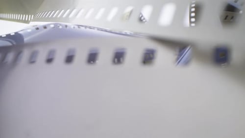 Vue arrière en mouvement de la caméra traversant l'ancienne bande de film. Histoire, vieux films.