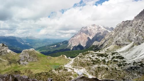 Vista aérea de la planta de Tre Sassi: museo de guerra con vistas a las montañas rocosas en Cortina d'Ampezzo, Belluno,