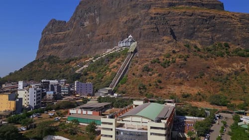 Vue aérienne prise par un drone du temple de Saptashrungi Devi (demi-shakti peetha) avec des montagnes pittoresques par une journée ensoleillée
