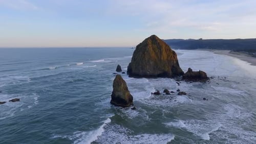 Vista aérea de Haystack Rock y el Océano Pacífico, Estados Unidos.