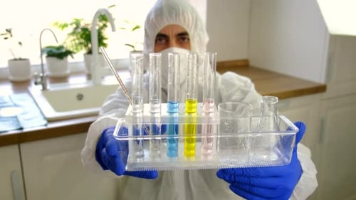 Toma una muestra de agua en casa | Enfoque selectivo