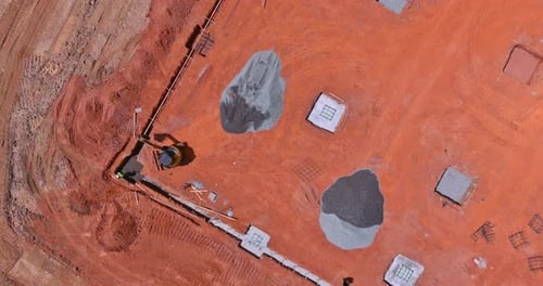 En una gran obra de construcción, se están preparando trincheras para verter hormigón en el