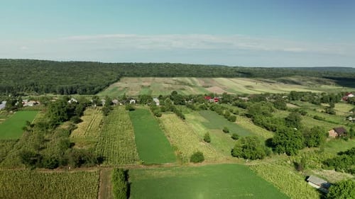 Goldene Stunde über einem rumänischen Dorf